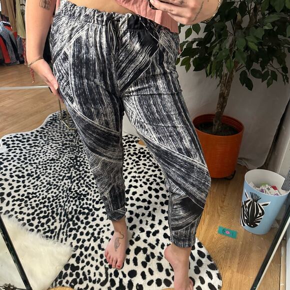 Lululemon Namaskar Pant II Heat Wave White Black Size 6 - Picture 2 of 6